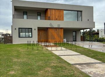 Casa · 246m² · 5 Ambientes · 2 Cocheras · Casa en Venta en La Calesa, Pilara, Pilar