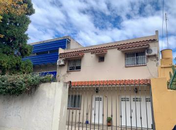 Casa de 5 ambientes, Lomas de Zamora · Apta Credito - Encantadora Casa de 5 Ambientes con Piscina y Garage
