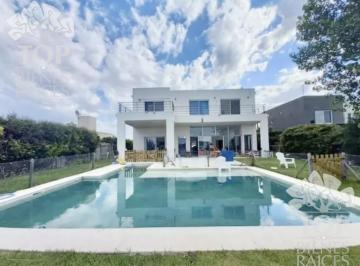 Casa · 300ha · 5 Ambientes · Casa en Venta en San Benito, Villanueva, Tigre