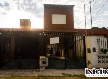 Casa de 3 ambientes, Mar de Ajó · Un Chalet y Departamento en Block: Rico Nº 929 - El Silvio - C606