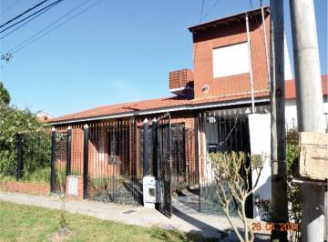 Casa de 3 ambientes, Mar de Ajó · Un Chalet y Departamento en Block: Rico Nº 929 - El Silvio - C606