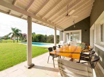 Casa · 230m² · 4 Ambientes · 3 Cocheras · Venta Casa de 4 Ambientes en Boca Raton Pilar