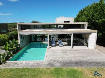 Casa · 290m² · 4 Ambientes · 1 Cochera · 1012 - Avutarda