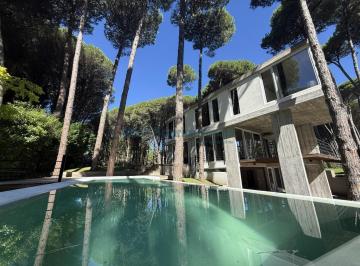 Casa · 287m² · 4 Ambientes · 1 Cochera · 1001 - Urraca