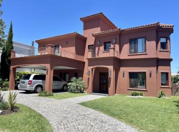 Casa · 305m² · 8 Ambientes · 3 Cocheras · Casa en Nuevo Quilmes