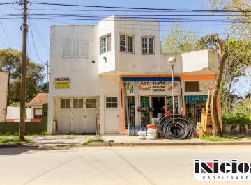 Local comercial · 100m² · Local, 2 Departamentos y Una Casa: Carreras Nº 1246 - El Silvio - C650