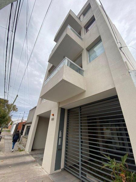 Living comedor con cocina incorporada, baño completo, dormitorio con placard, amplio balcón a la calle con parrilla