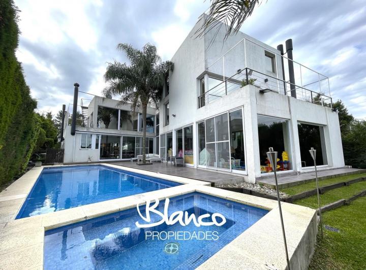 Casa · 300m² · 6 Ambientes · 1 Cochera
