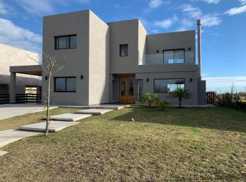 Casa · 260m² · 5 Ambientes · 2 Cocheras · Alquiler Casa en Puertos del Lago, Acacias, 5 Ambientes
