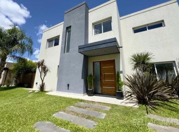 Casa · 210m² · 4 Ambientes · 3 Cocheras · Casa a La Venta en Barrio San Francisco - Villanueva