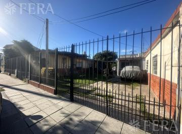 Casa · 246m² · 6 Ambientes · 1 Cochera · Casa Para Dos Familias con Cochera en Villa Dominico