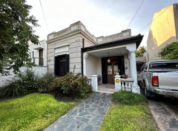 Casa de 4 ambientes, Almirante Brown · Impecable Casa de Estilo con Importante Lote y Pileta en Excelente Ubicacion