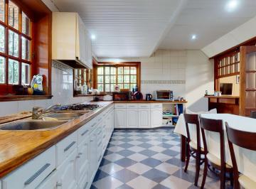 Casa · 430m² · 7 Ambientes · 2 Cocheras · Casa en Venta en Exclusiva Zona de Gonnet
