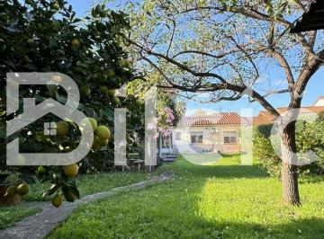 Casa · 81m² · 3 Ambientes · 2 Cocheras · Casa 3 Amb en Venta en Banfield