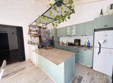 Casa · 140m² · 3 Ambientes · 1 Cochera · Casa en Esquina Desarrollada en Pb
