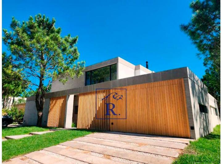 Casa · 337m² · 6 Ambientes · 2 Cocheras