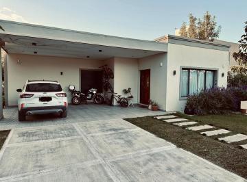 Casa · 300m² · 4 Ambientes · 2 Cocheras · Hermosa Casa