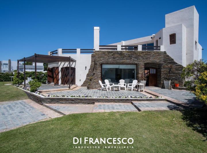 Casa · 380m² · 8 Ambientes · 5 Cocheras