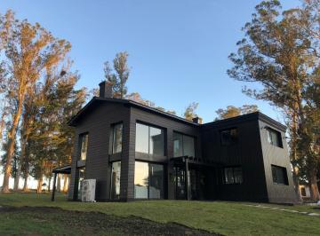 Casa · 1800m² · 5 Ambientes · Casa en Marayui