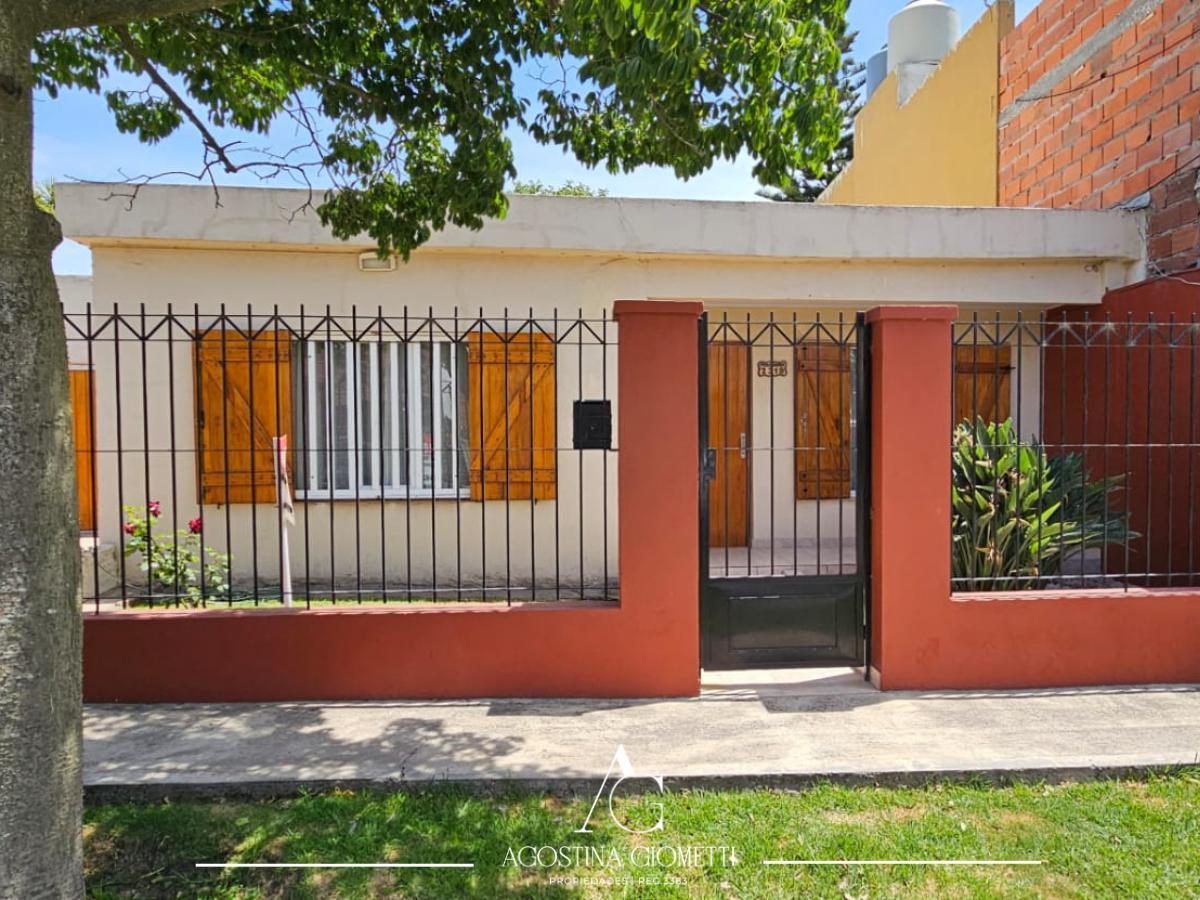 Casa de 3amb con cochera. 1 living, 2 dormitorios, 1 baño completo