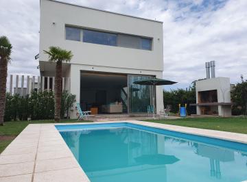 Jardín y piscina · Casa Minimalista de Diseño en San Rafael - Piscina - 3 Dorm. 3 Baños