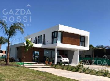 Casa · 800m² · 5 Ambientes · 2 Cocheras · Hermosa Casa a La Venta en Terralagos, Canning