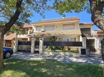 Casa · 250m² · 5 Ambientes · 1 Cochera · Casa en Monte Grande