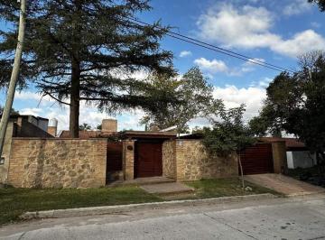 Casa · 260m² · 5 Ambientes · 2 Cocheras · Casa de 4 Dorm. en Argello en Venta. Una Sola Planta