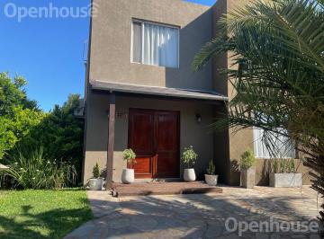 Casa · 200m² · 4 Ambientes · 4 Cocheras · Impecable Casa en El Hornero Apta Credito!