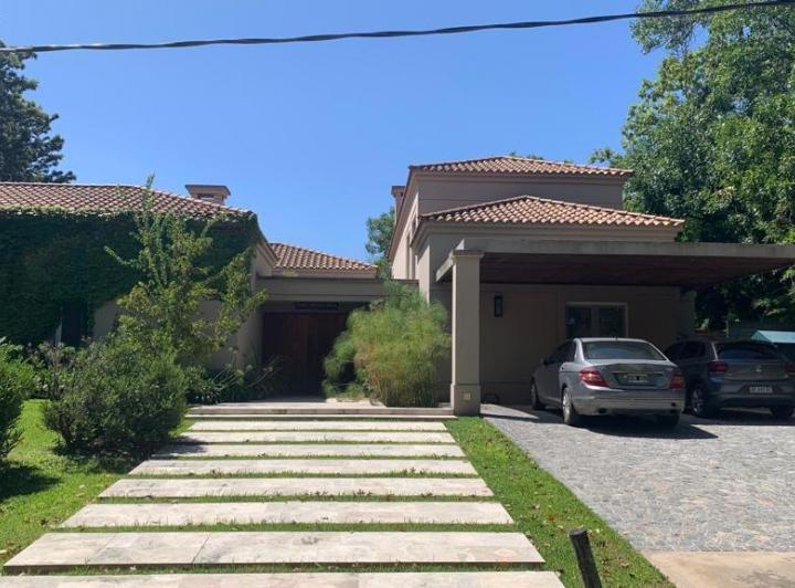 Casa · 756m² · 6 Ambientes · 3 Cocheras