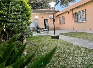 Casa · 185m² · 4 Ambientes · 4 Cocheras · Casa en Berazategui en Venta Mas Casa Al Fondo. Toma Depto en Parte de Pago. Sobre Av Mitre.