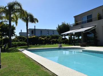 Casa · 309m² · 8 Ambientes · 1 Cochera · Importante Casa Amoblada con 4 Dorm. en Suite en Venta - Greenville Polo