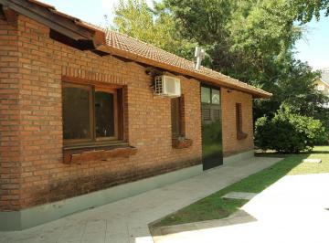 Casa · 450m² · 6 Ambientes · 1 Cochera · Comodo Chalet en Esquina