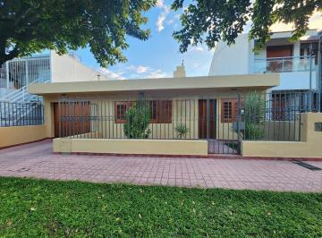 Casa · 174m² · 4 Ambientes · 3 Cocheras · Casa 3 Dorm. en Venta Patio Cochera Apto Credito