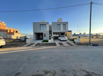 Casa · 250m² · 4 Ambientes · 1 Cochera · Rincones de Manantiales - a Estrenar - 2 Dorm 2 Baños