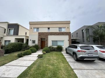 Casa · 232m² · 6 Ambientes · 6 Cocheras · Casa en Venta en Barrio Privado Brisas de Adrogue