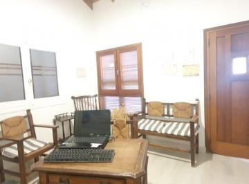 Casa de 5 ambientes, Monte Hermoso · Casa con Oficinas a La Venta