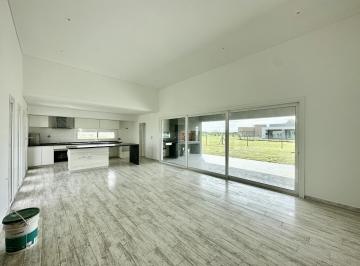 Casa · 122m² · 4 Ambientes · 2 Cocheras · Casa en San Simon