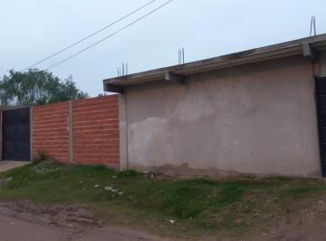 DOBLE COCHER AMBOS FRENTES · Casa a Estrenar con Pileta Sobre Lote de 20 X 60 Km35