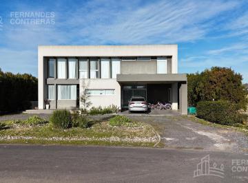 Casa · 250m² · 4 Ambientes · Vivienda en Venta en Club de Campo Las Cañuelas con Vista Al Golf y Lago Principal