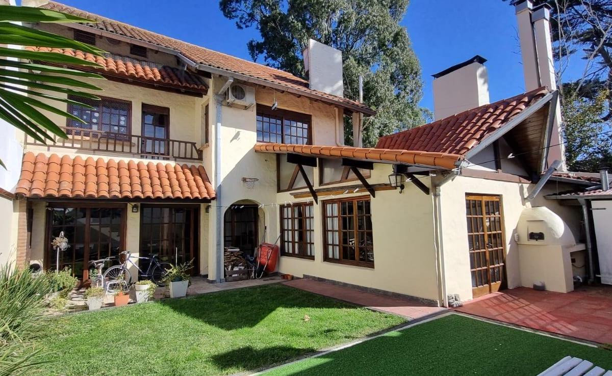 Chalet 4 amb, 300m² con pileta y garaje para 2 autos — Parque Luro