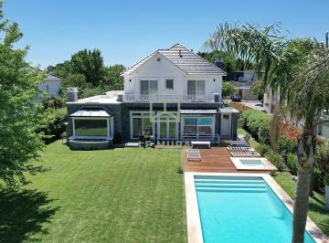 Casa de 8 ambientes, Berazategui · Casa en Venta Al Golf en Abril Club de Campo