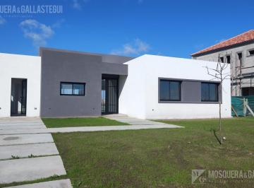 Casa · 160m² · 4 Ambientes · 4 Cocheras · Casa en Puertos del Lago