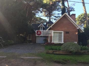 Casa · 220m² · 5 Ambientes · 2 Cocheras · Venta de Dos Plantas