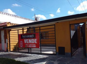 PH de 3 ambientes, Lomas de Zamora · Casa PH Reciclada a Nuevo Al Frente con Cochera, Muy Luminosa
