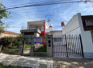 Casa · 140m² · 8 Ambientes · 1 Cochera · Venta - Catamarca Nº 1255 - Granadero Baigorria