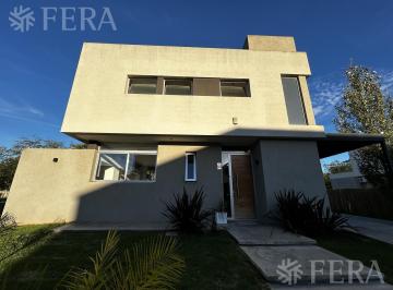 Casa · 130m² · 4 Ambientes · 1 Cochera · Venta de Casa de 4 Ambientes con Piscina en Greenville - Hudson