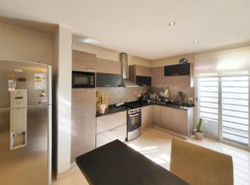 Casa · 250m² · 5 Ambientes · 2 Cocheras · Casa a La Venta en Quilmes Oeste.