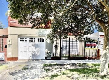 Casa · 192m² · 5 Ambientes · 1 Cochera · Casa - Banfield Oeste