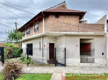 Casa de 5 ambientes, Lanús · Casa Impecable Desarrollada en Dos Plantas, 3 Dorm., Patio, Garage, Terraza